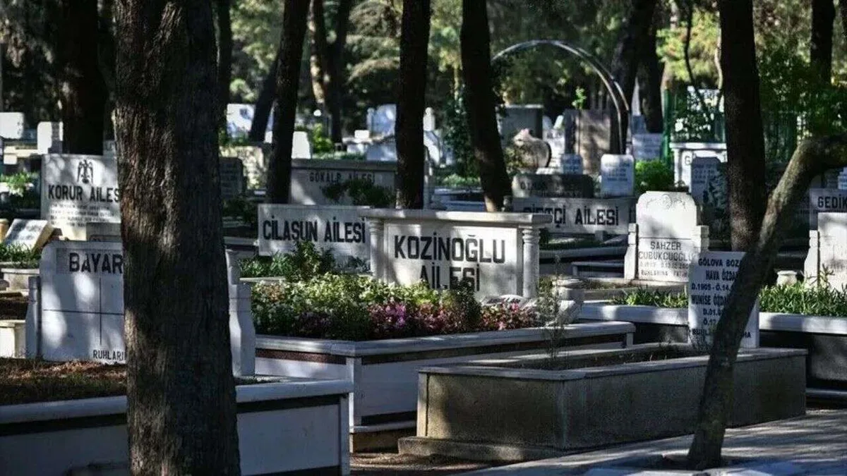 Kaşif Kozinoğlu'nun mezarının bulunduğu Kocatepe Mezarlığı
