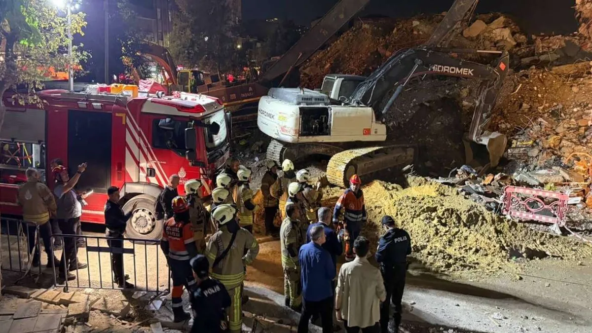 Küçükçekmece'de çöken kentsel dönüşüm binasının enkazı