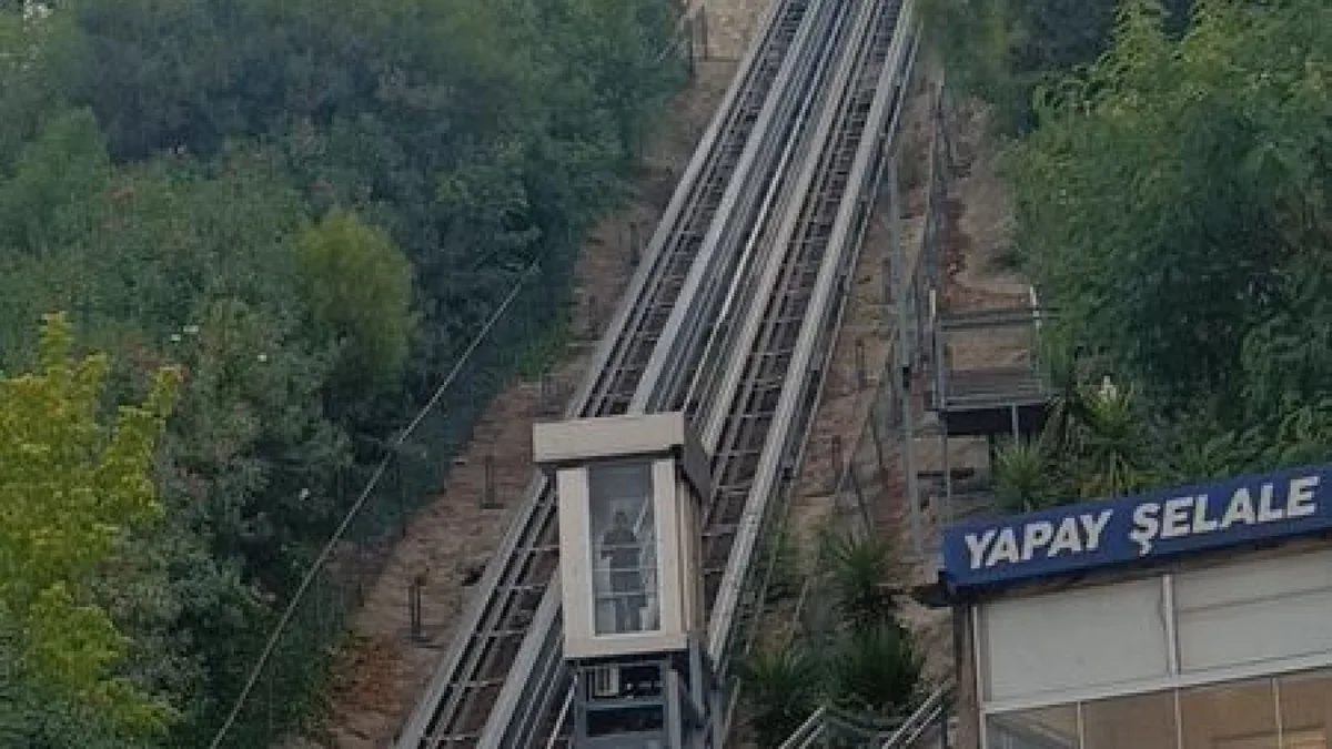 Manavgat Türkbeleni Millet Bahçesi'ndeki asansörden çıkarılan çocuklar