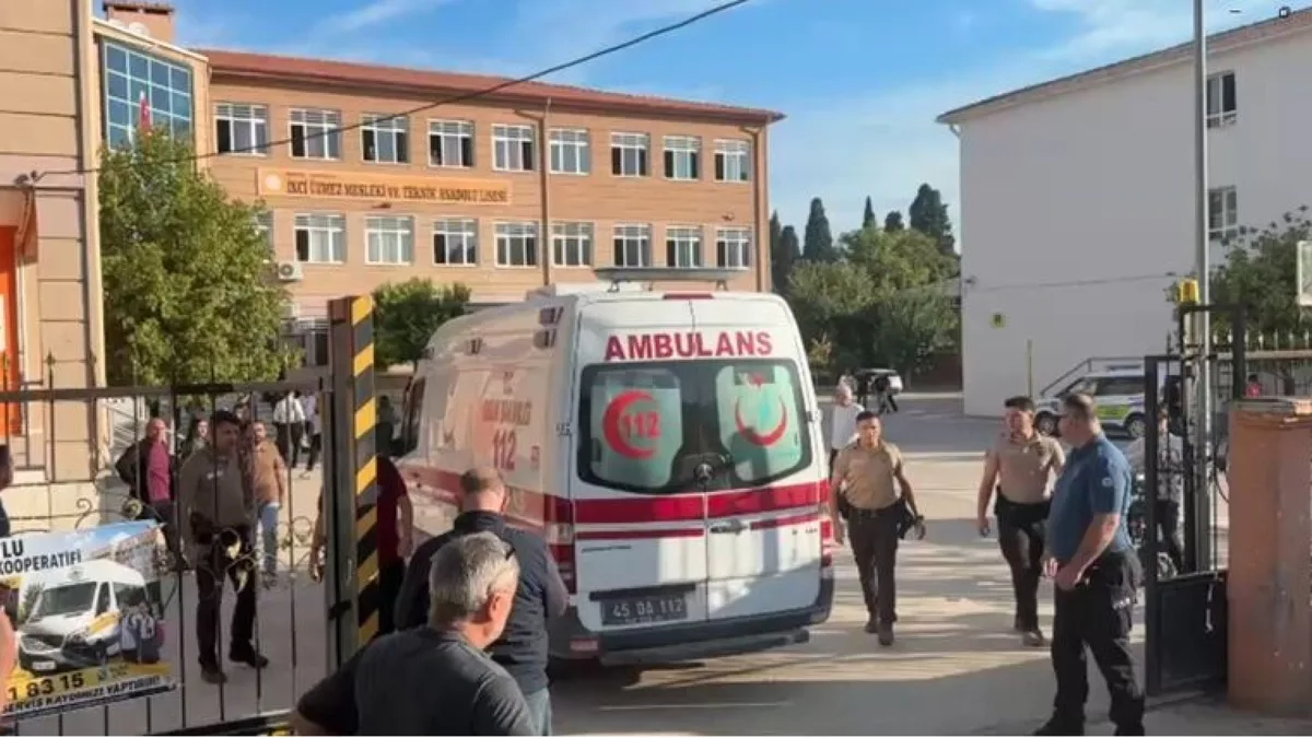 Manisa Turgutlu'da silahlı saldırı sonrası olay yerinde bulunan polis ve sağlık ekipleri