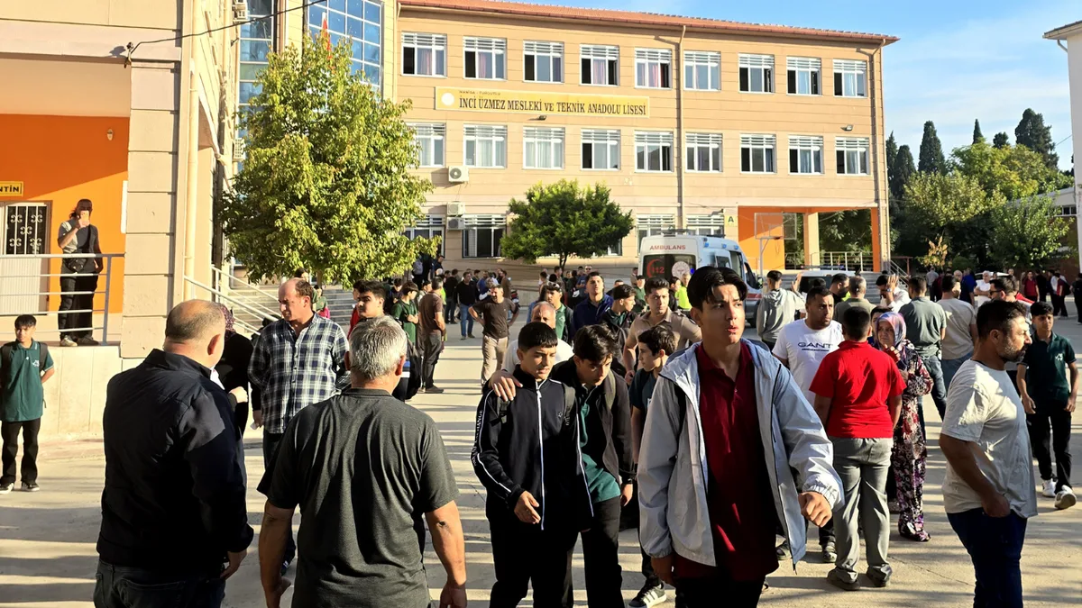 Manisa Turgutlu'da silahlı saldırı düzenlenen okulun önü