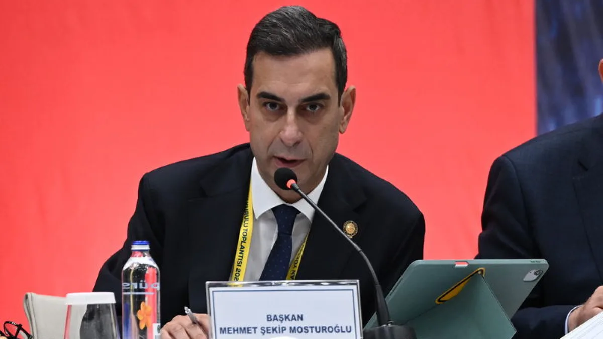 Şekip Mosturoğlu Fenerbahçe Genel Kurulu'nda konuşma yaparken