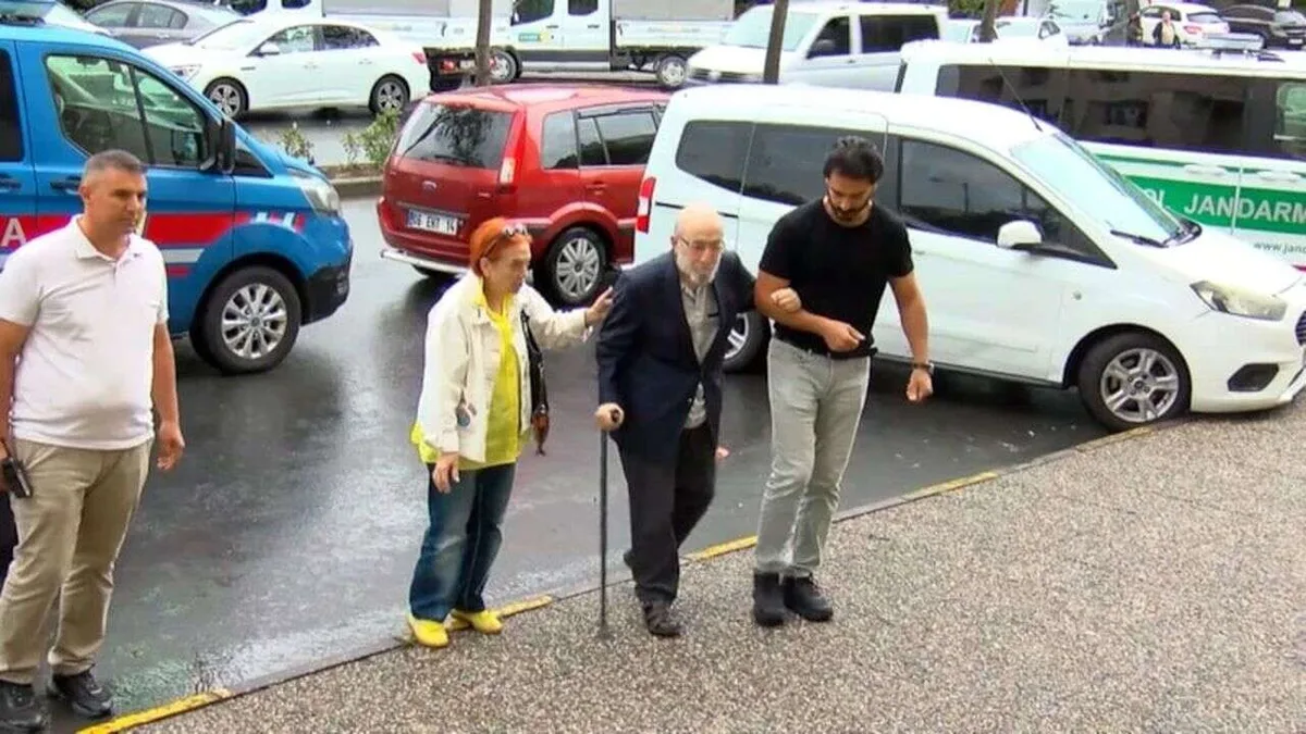 Emin Olcay'ın Silivri Adliyesi önünde ifade vermeden önceki görüntüsü