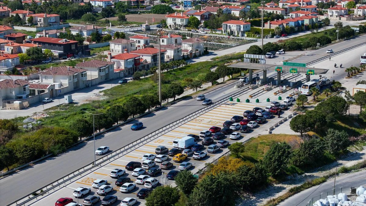 Yol çalışması yapılan bir karayolunda trafik işaretleri ve araçlar