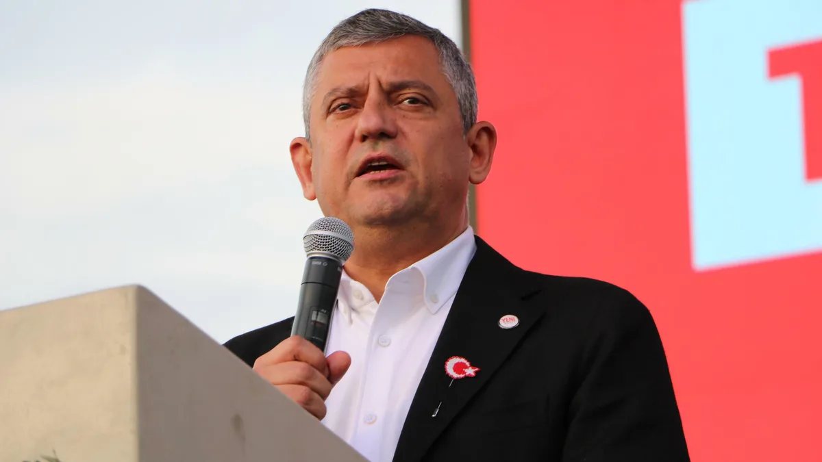 Özel, Ayvalık'ta zeytin üreticisine destek sözü verdi