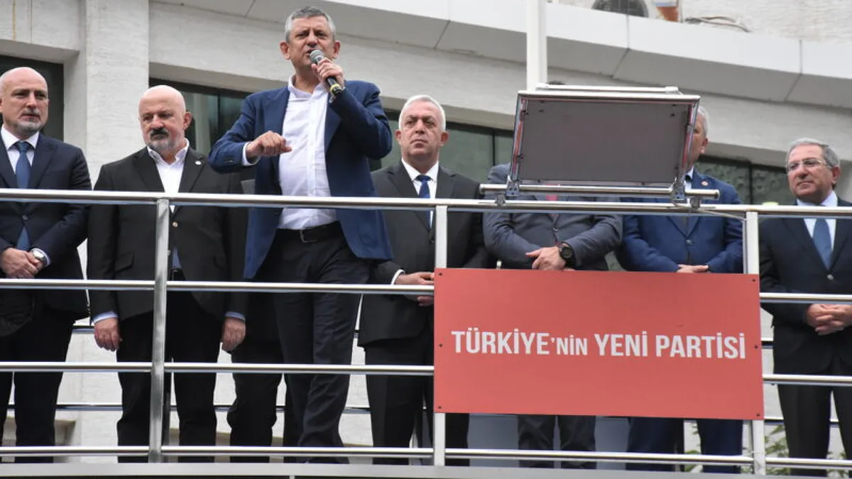 Yeni Parti Genel Başkanı Özgür Özel Hopa'da vatandaşlara seslenirken