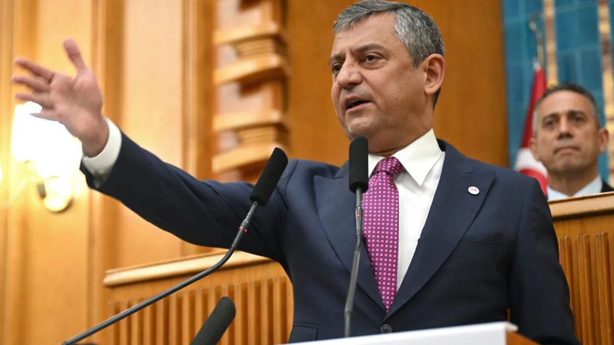 YENİ Parti Genel Başkanı Özgür Özel grup toplantısında konuşurken