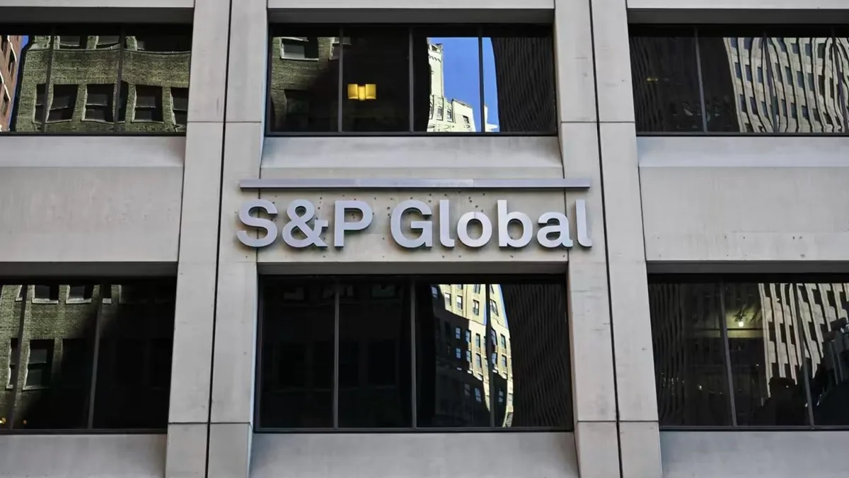 S&P Global Ratings logosu ve finansal grafikler
