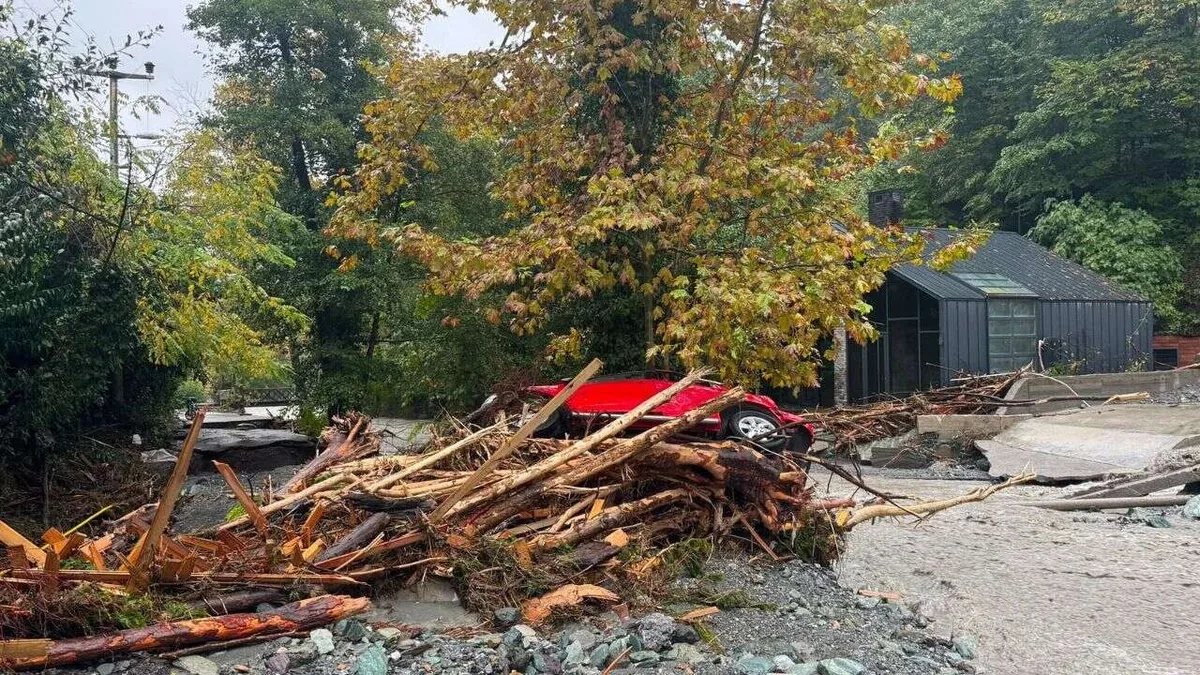 Sapanca'da sağanak sonrası yollar çöktü, köprüler yıkıldı