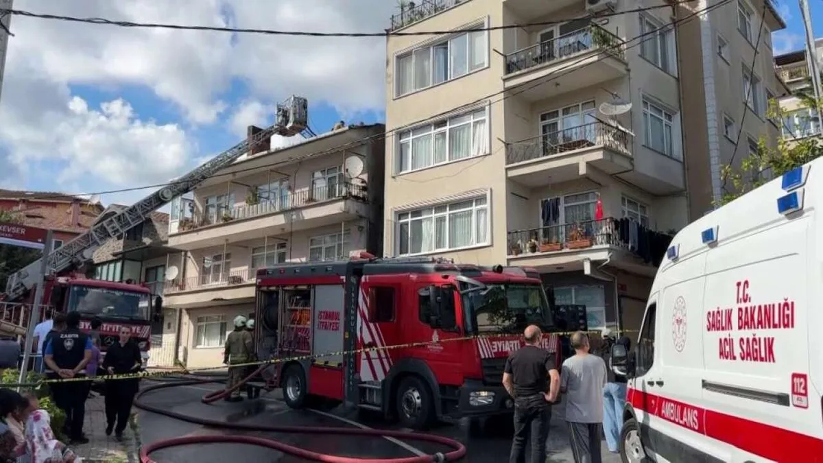 Sarıyer'de yangın nedeniyle hasar gören bina çatıları ve itfaiye müdahalesi