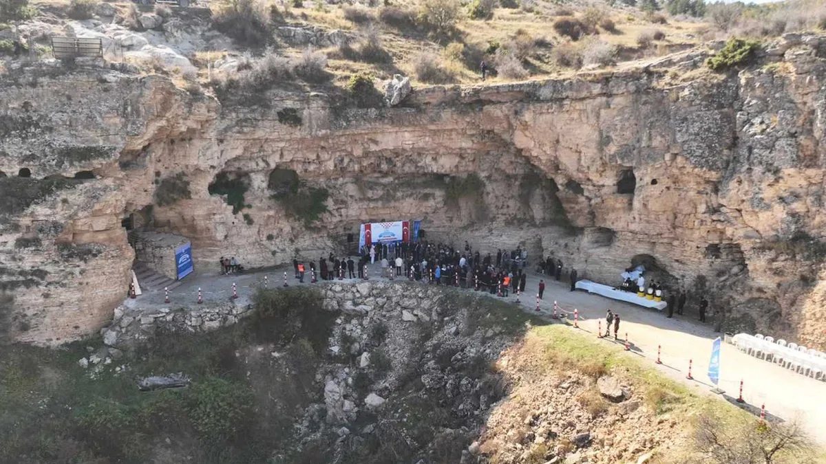 Akpınar Mahallesi'ndeki mağarada tulum peyniri hasadı yapan üreticiler ve yetkililer