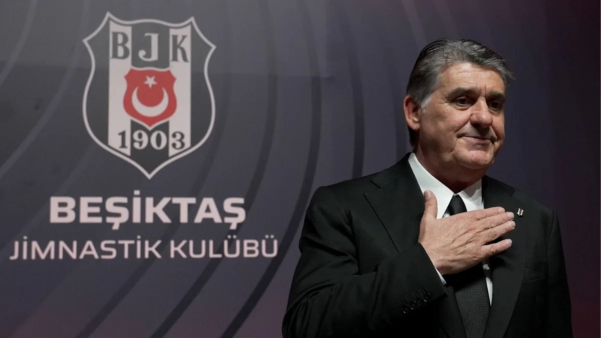 Beşiktaş Başkanı Serdal Adalı basın toplantısında konuşurken