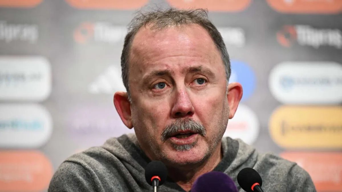 Sergen Yalçın A Milli Futbol Takımı teknik direktörü olarak açıklama yaparken