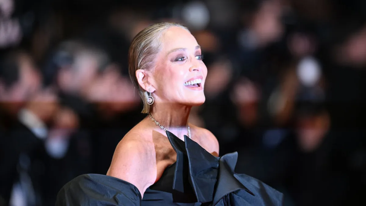 Sharon Stone bir etkinlikte konuşma yaparken