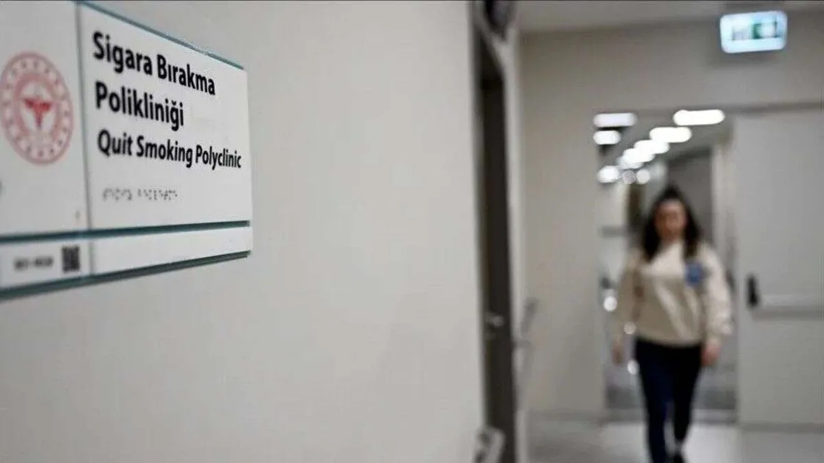 Sigara bırakma polikliniğinde hasta muayenesi