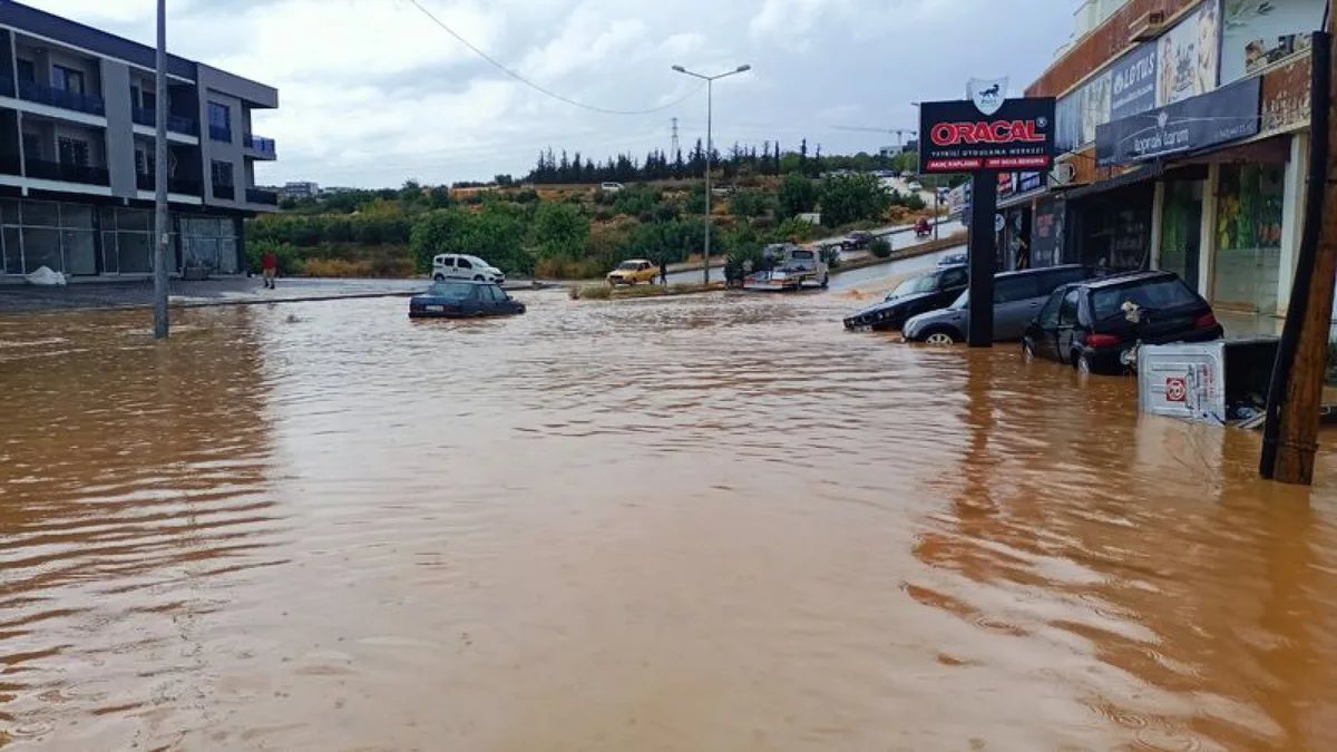 Silifke'de Sağanak Yolları Göle Çevirdi