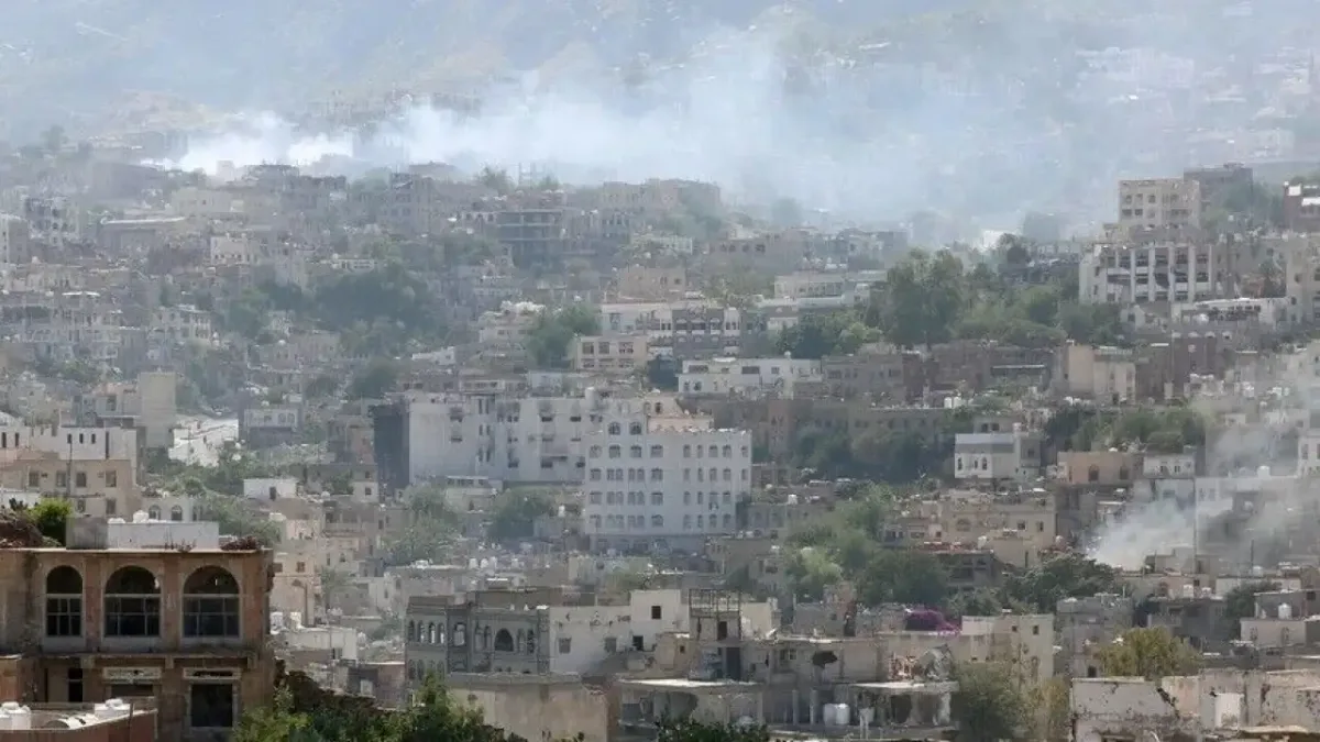 Yemen'in Taiz kentinde saldırı sonrası hasar görmüş bir bölge