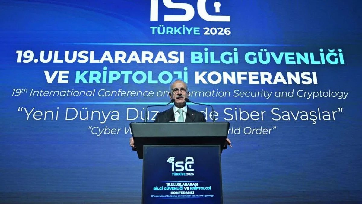 Bakan Abdulkadir Uraloğlu konferansta konuşma yaparken