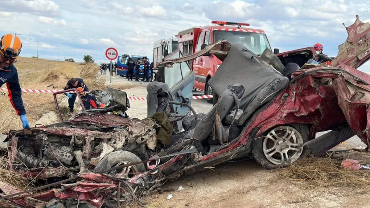 Uşak'ta Kamyon-Otomobil Çarpıştı: 3 Ölü