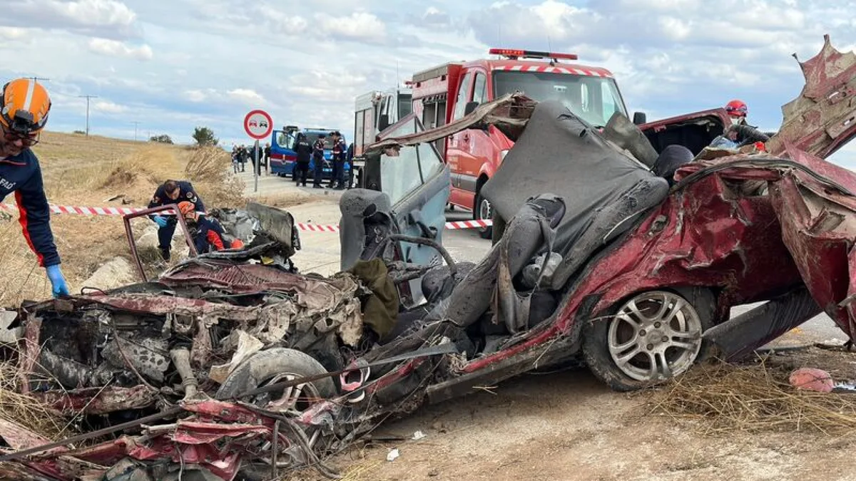 Uşak'ta kamyon ile otomobilin çarpıştığı kaza yeri