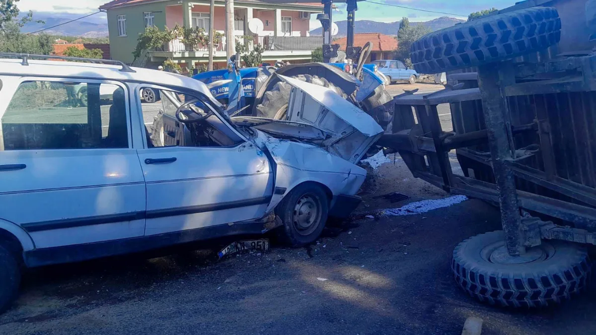 Uşak'ta traktöre çarpan otomobilin sürücüsü yaralandı