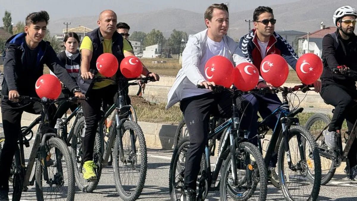 Yüksekova'da düzenlenen Cumhuriyet Bayramı bisiklet turuna katılanlar